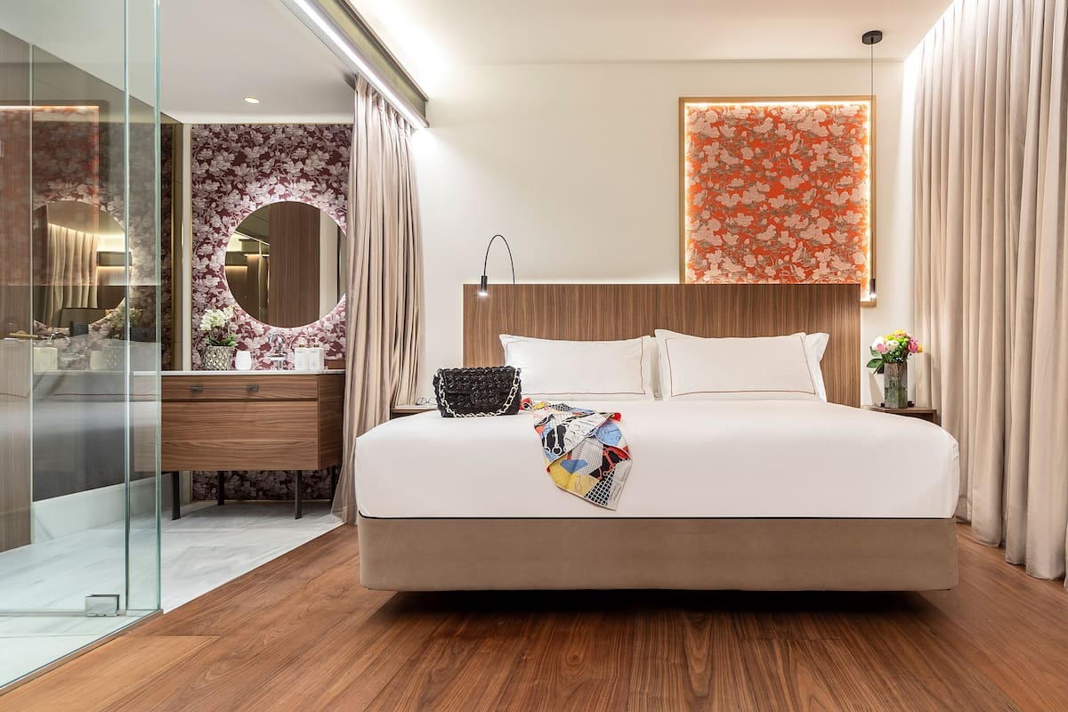 Deluxe Room | 1 bedroom, down comforters, minibar, in-room safe