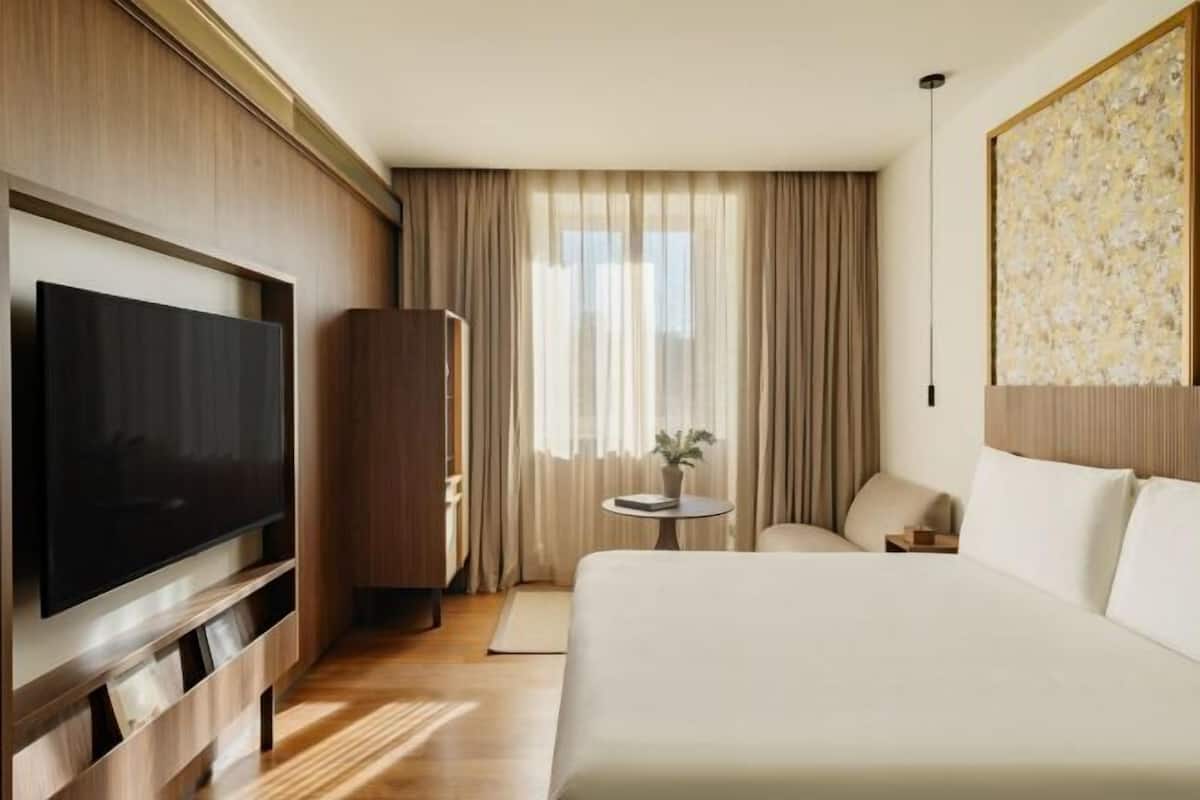 1 bedroom, down duvets, minibar, in-room safe