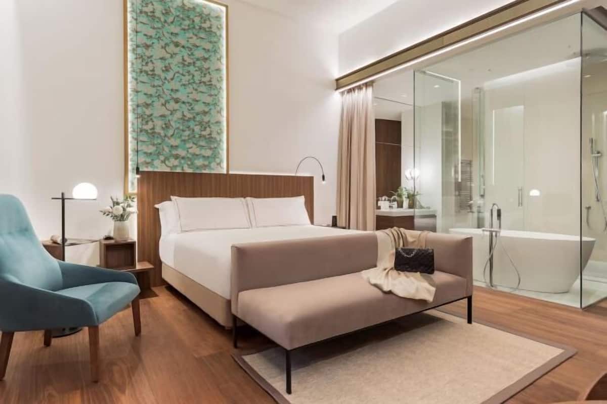 Bộ đồ giường kháng dị ứng, chăn bông, minibar, két bảo mật tại phòng
