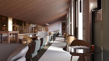 Un restaurante moderno con una barra larga, techo de madera y ventanas amplias.
