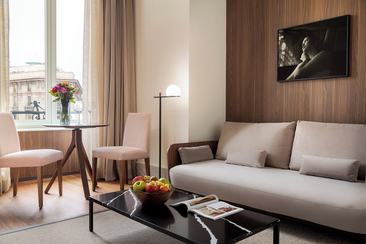 Hypo-allergenic bedding, down duvets, minibar, in-room safe