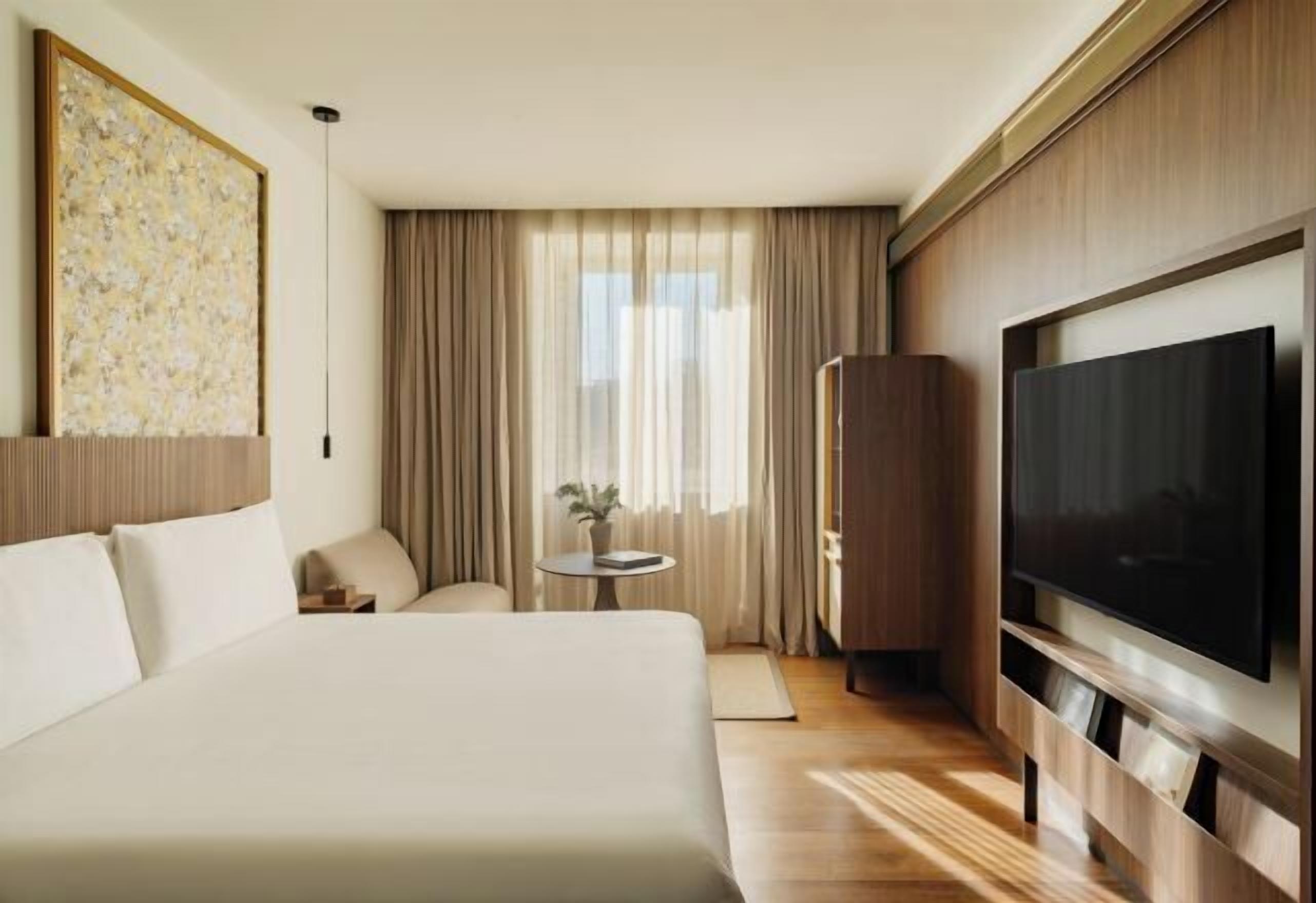 Bộ đồ giường kháng dị ứng, chăn bông, minibar, két bảo mật tại phòng 