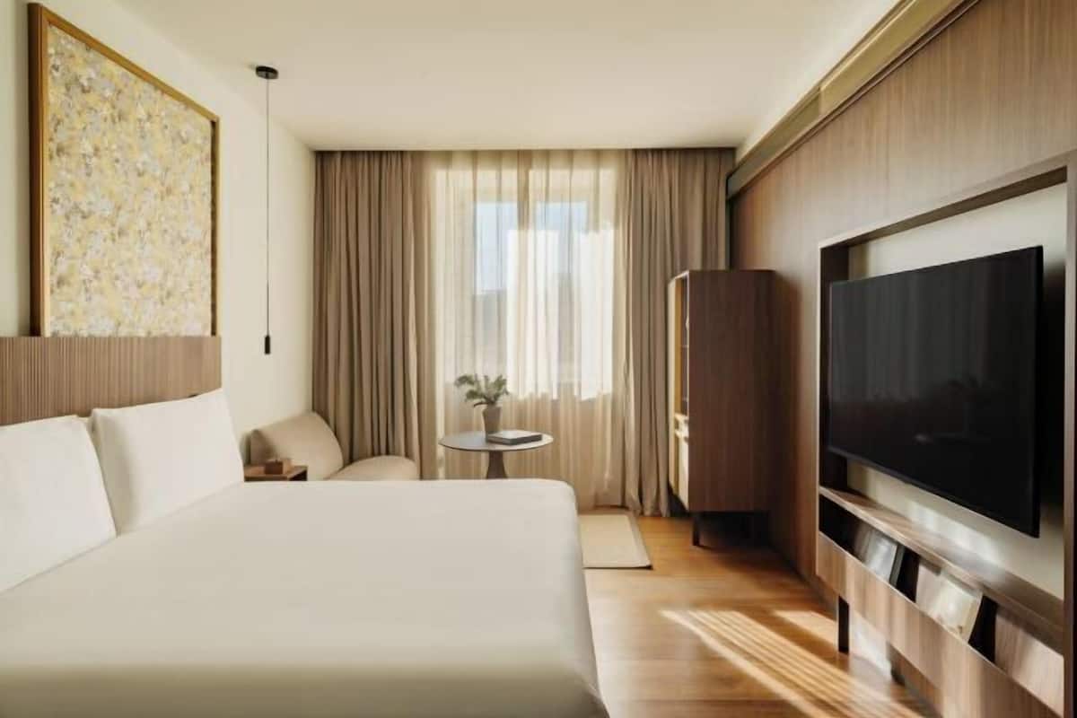 Hypo-allergenic bedding, down comforters, minibar, in-room safe