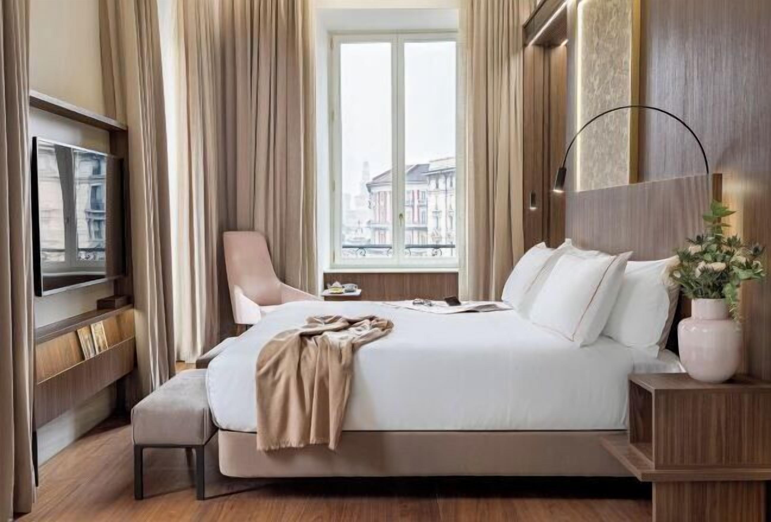 Bộ đồ giường kháng dị ứng, chăn bông, minibar, két bảo mật tại phòng 