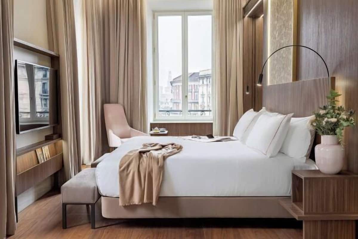 Hypo-allergenic bedding, down comforters, minibar, in-room safe