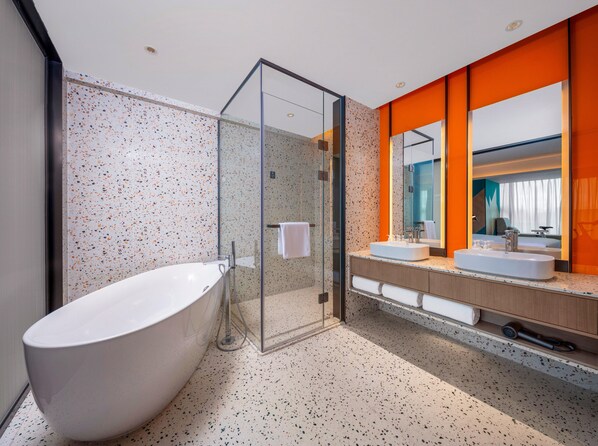 A modern bathroom with a freestanding bathtub, a glass-enclosed shower, and a vanity with dual sinks. - Even Shenzhen Guangming Cloud Park (Shenzhen)