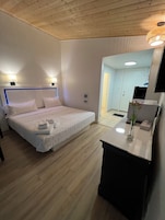 Executive Suite, Multiple Beds, Kitchen | Premium bedding, pillowtop beds, blackout drapes, soundproofing