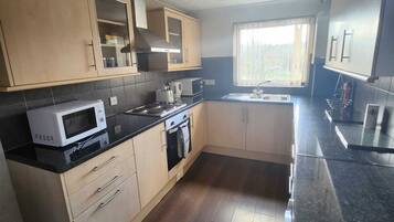 Casa | Cozinha privada | Geladeira, micro-ondas, fogão, cooktop