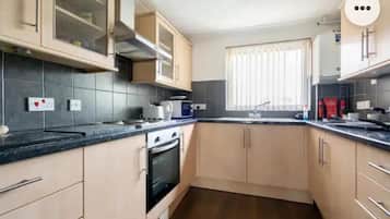 House | Private kitchen | Fridge, microwave, oven, stovetop