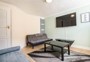 House | Living area | TV - Maidstone - Sleeps 6 - Parking - Garden - 96ws (Maidstone)
