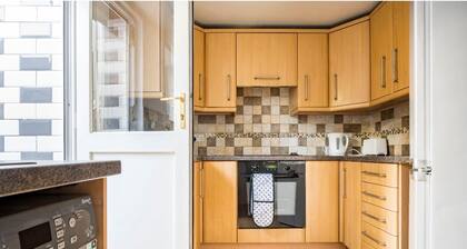 Maidstone - Sleeps 6 - Parking - Garden - 96ws