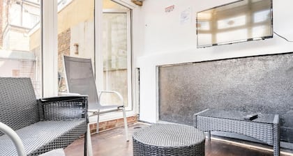 Maidstone - Sleeps 6 - Parking - Garden - 96ws