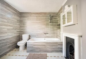 House | Bathroom | Deep soaking tub, towels