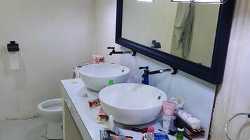 Rumah | Kamar mandi | Shower dan handuk