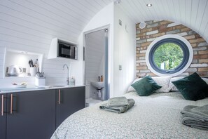 Appartement (1 Bedroom) | Cuisine privée | Réfrigérateur, four à micro-ondes, surface de cuisson