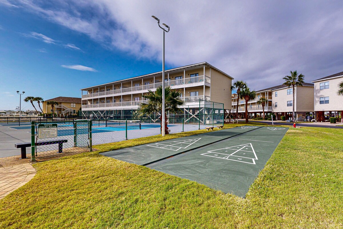 Photo 16 of Inviting condo with dock, pool, hot tub & private beach - dog-friendly