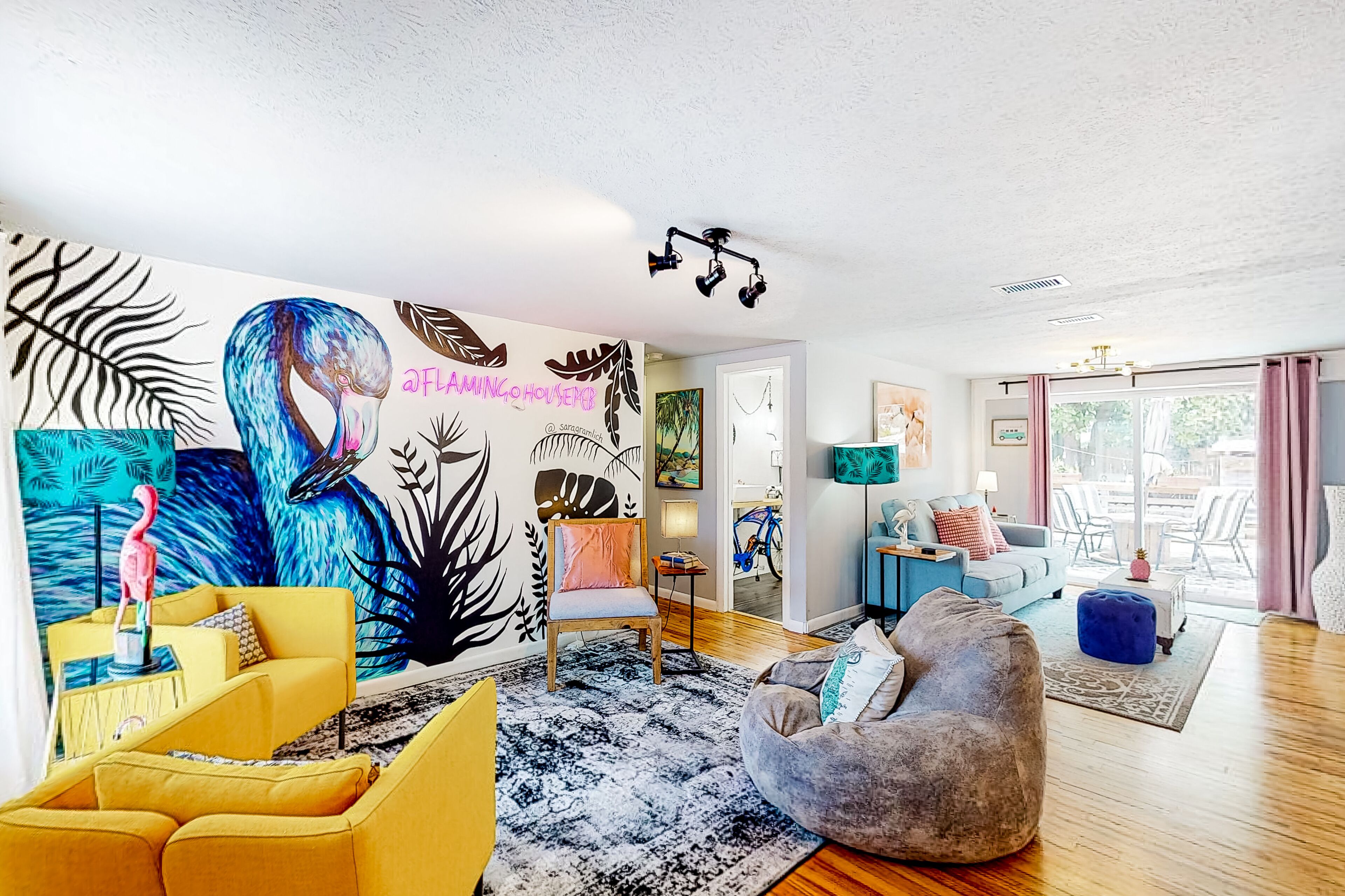 Vibrant tropical retreat with large yard & grill - dogs ok, easy beach access