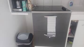 Een microgolfoven, een kookplaat, een koffiezetapparaat/waterkoker