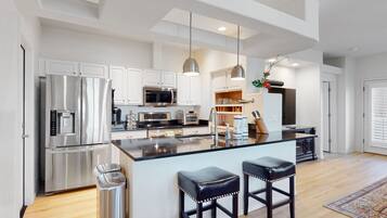 KĂŒhlschrank, Mikrowelle, Ofen, Herdplatte