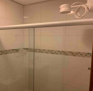 Secador de cabelo, toalhas de banho, sabonete, papel higiênico