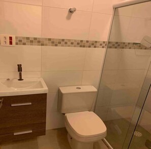 Secador de cabelo, toalhas de banho, sabonete, papel higiênico