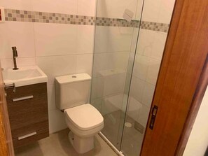 Secador de cabelo, toalhas de banho, sabonete, papel higiênico