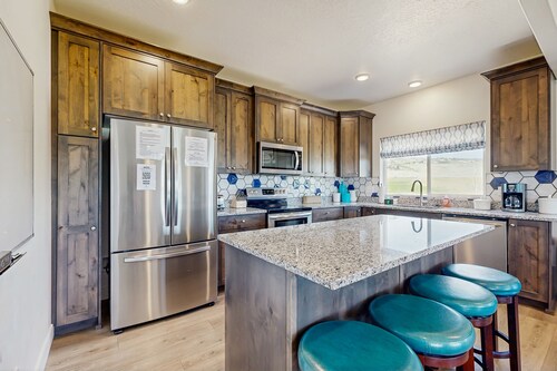 Inviting home with firepit,  mountain view, sauna, skiing nearby, & W/D