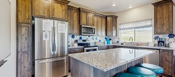 Inviting home with firepit,  mountain view, sauna, skiing nearby, & W/D