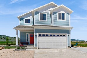 Exterior - Inviting home with firepit,  mountain view, sauna, skiing nearby, & W/D (Garden City)