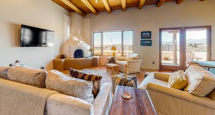 Peaceful retreat with 360º views, Kiva fireplace & firepits - dog-friendly