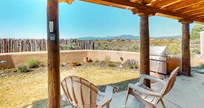 Peaceful retreat with 360º views, Kiva fireplace & firepits - dog-friendly