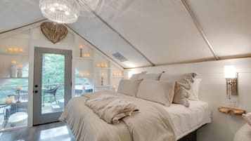 Travel cot, free WiFi, bed sheets