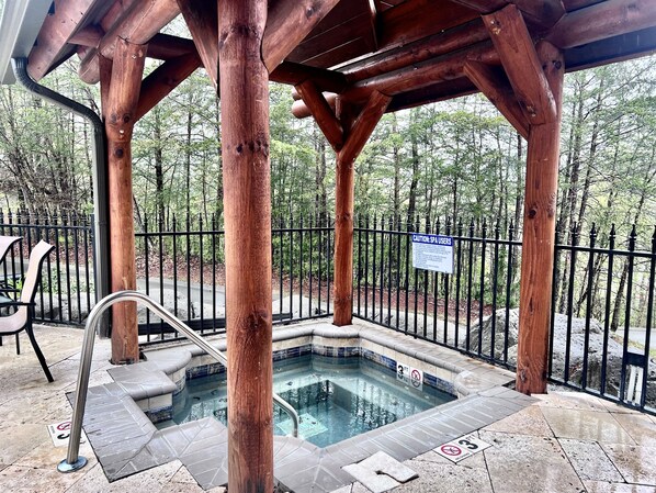 Outdoor spa tub - FREE Dollywood Ticket • Big Bear Lodge 5005 • REMODELED 2bd/2ba • Pools • View (Pigeon Forge)