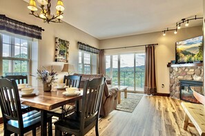 Smart TV, fireplace - FREE Dollywood Ticket • Big Bear Lodge 5005 • REMODELED 2bd/2ba • Pools • View (Pigeon Forge)