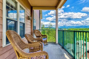 Property grounds - FREE Dollywood Ticket • Big Bear Lodge 5005 • REMODELED 2bd/2ba • Pools • View (Pigeon Forge)