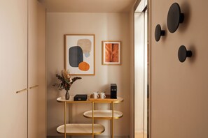 Suite Junior, 1 letto king con divano letto | Una scrivania, postazione laptop, tende oscuranti, insonorizzazione