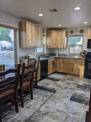 Fridge, microwave, oven, stovetop - Cozy, cheerful house (Worland)