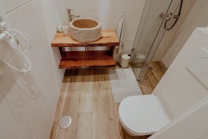 Dusche, Haartrockner, Handtücher, Seife