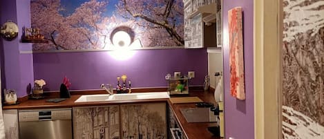 Een koelkast, een microgolfoven, een oven, een kookplaat