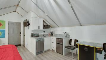 Travel cot, free WiFi, bed sheets