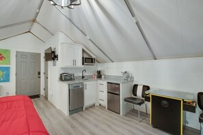 Travel cot, free WiFi, bed sheets