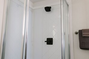 Douche, sèche-cheveux, serviettes fournies, savon