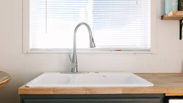 Ducha, secador de pelo, toallas, jabón