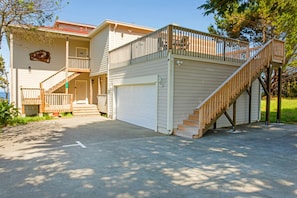 Exterior - Cozy Oceanview!by OceanviewHotTubs Tesla Charging Oceanfront! Shelter Cove, CA (Whitethorn)