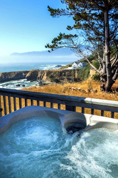 Cozy Oceanview!by OceanviewHotTubs Tesla Charging Oceanfront! Shelter Cove, CA