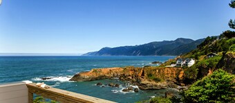 Cozy Oceanview!by OceanviewHotTubs Tesla Charging Oceanfront! Shelter Cove, CA