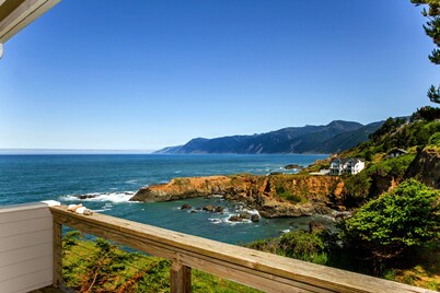 Cozy Oceanview!by OceanviewHotTubs Tesla Charging Oceanfront! Shelter Cove, CA