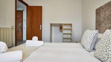 2 bedrooms, internet, bed sheets