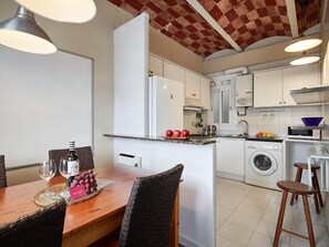 Een koelkast, een magnetron, een oven, een vaatwasser