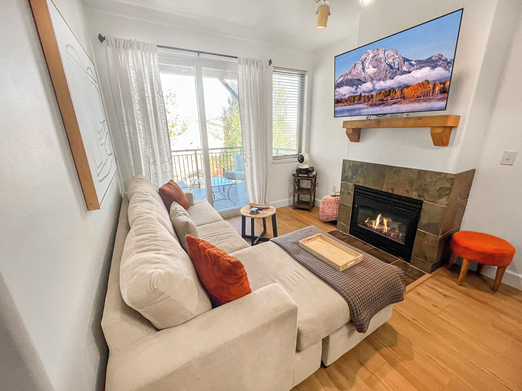 Smart TV, fireplace